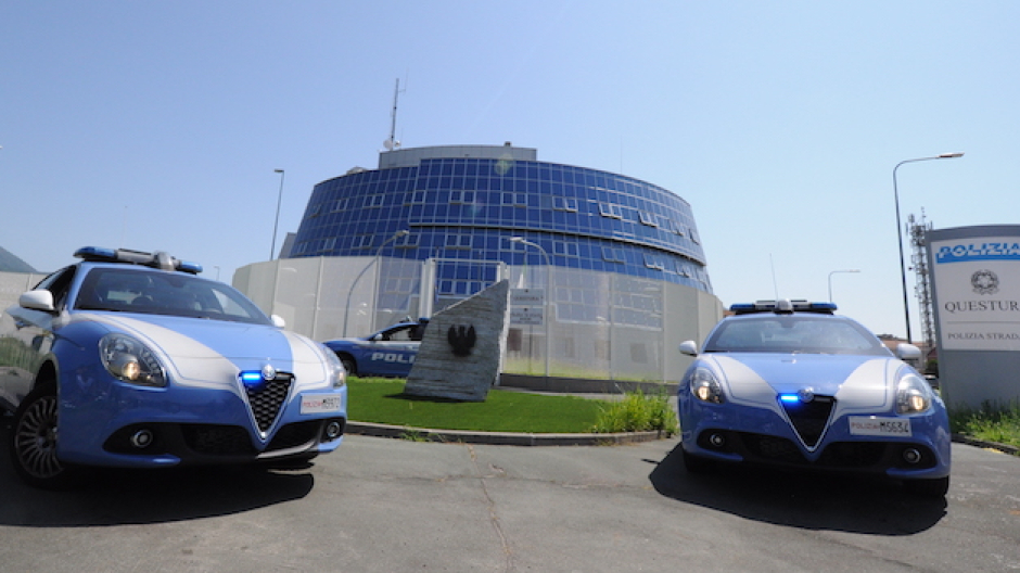 Settantunenne fermato mentre cerca di buttarsi nel lago