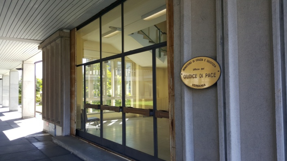 La festa di laurea finisce con un cazzotto e un uomo a terra: nessun colpevole